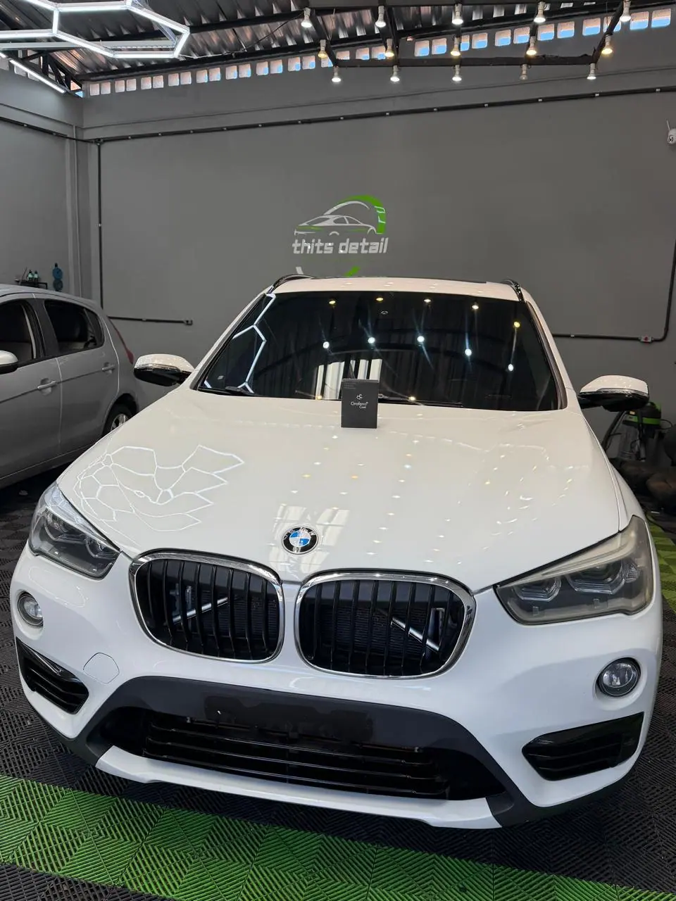 BMW branco no estúdio da Thits Detail