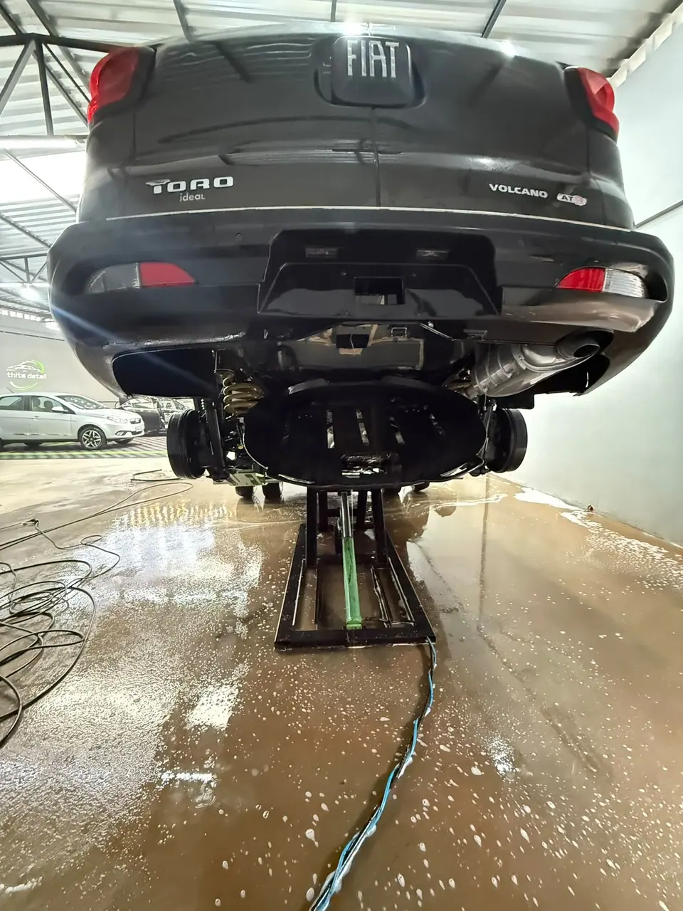Veículo elevado para atendimento à parte inferior na Thits Detail