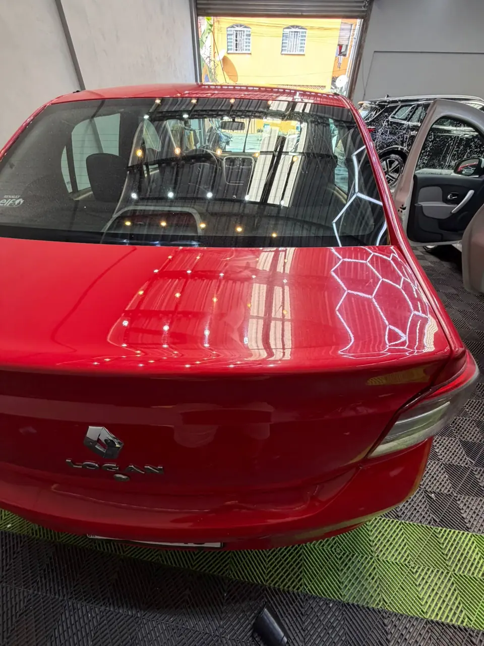 Peugeot vermelho no estúdio da Thits Detail
